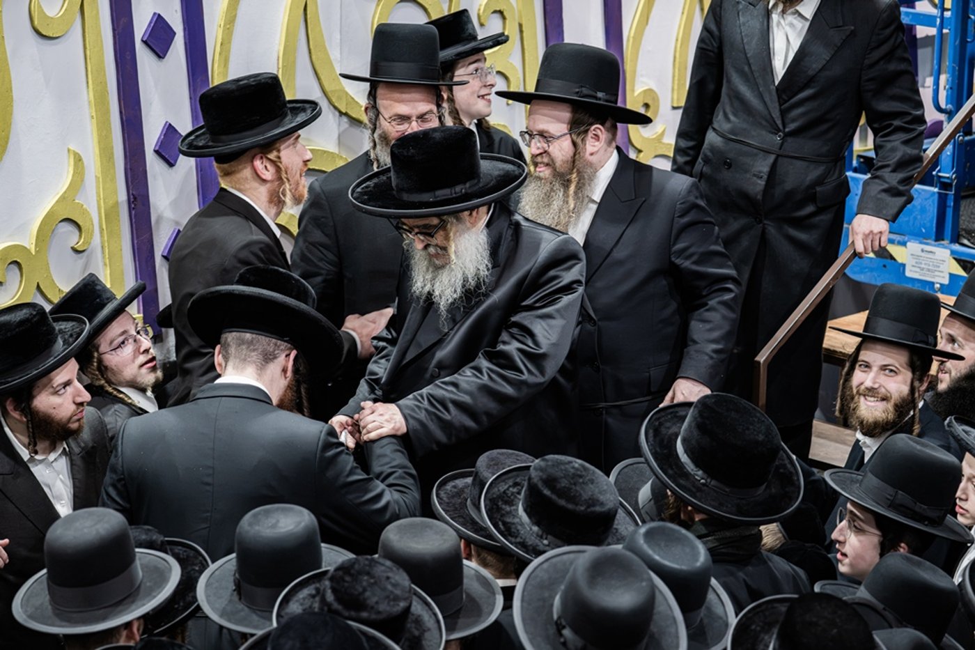 האדמו"ר מסאטמר שליט"א מסכך את סוכתו | צילום: בחצרות סאטמאר