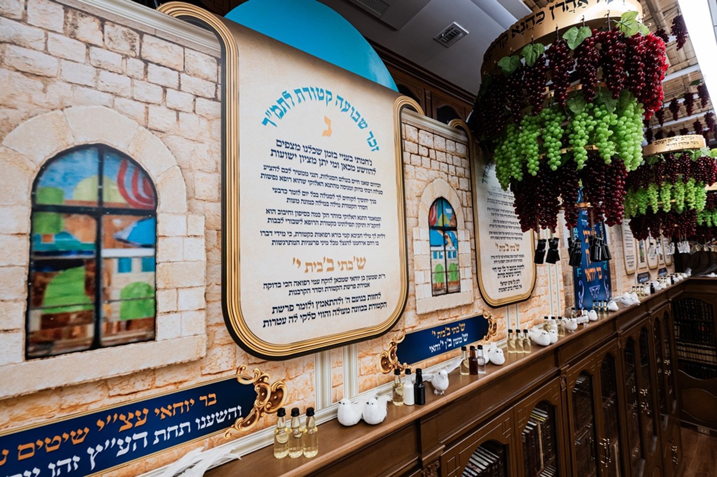 האדמו"ר מסאטמר שליט"א מסכך את סוכתו | צילום: בחצרות סאטמאר