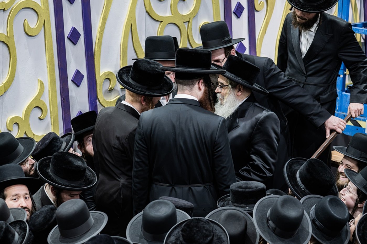 האדמו"ר מסאטמר שליט"א מסכך את סוכתו | צילום: בחצרות סאטמאר