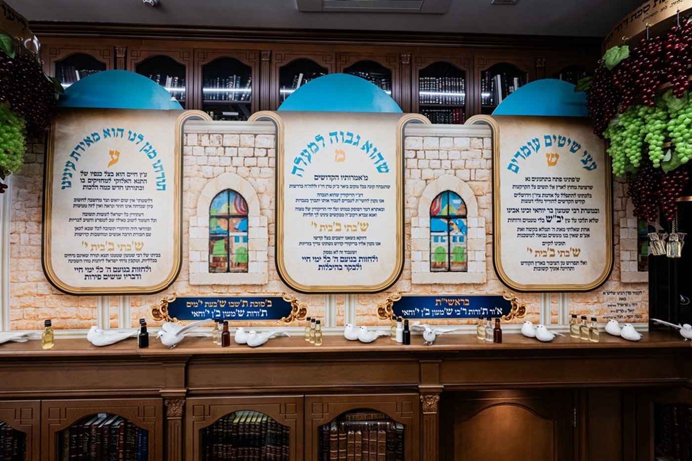 האדמו"ר מסאטמר שליט"א מסכך את סוכתו | צילום: בחצרות סאטמאר
