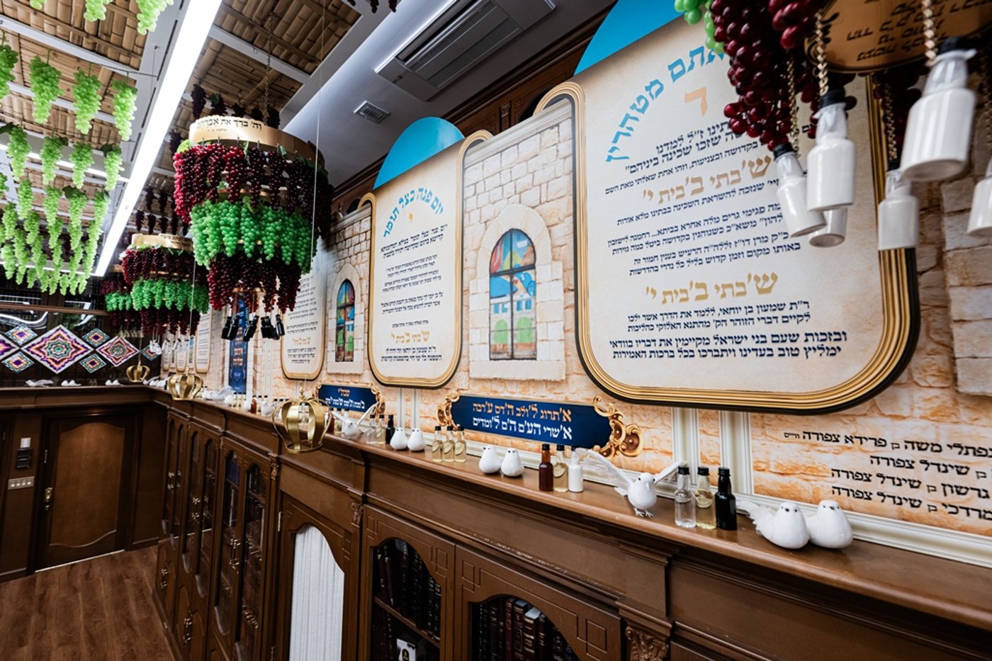 האדמו"ר מסאטמר שליט"א מסכך את סוכתו | צילום: בחצרות סאטמאר