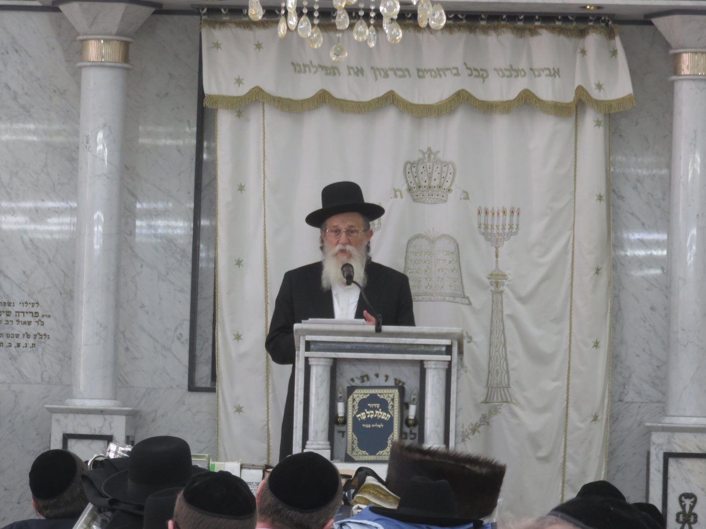 הגאון רבי שריאל רוזנברג שליט"א בשיעור בחול המועד | צילום: א.כ.