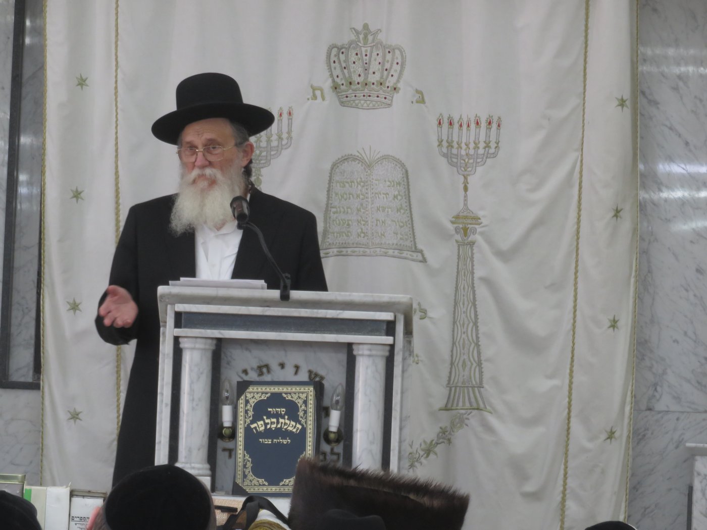 הגאון רבי שריאל רוזנברג שליט"א בשיעור בחול המועד | צילום: א.כ.