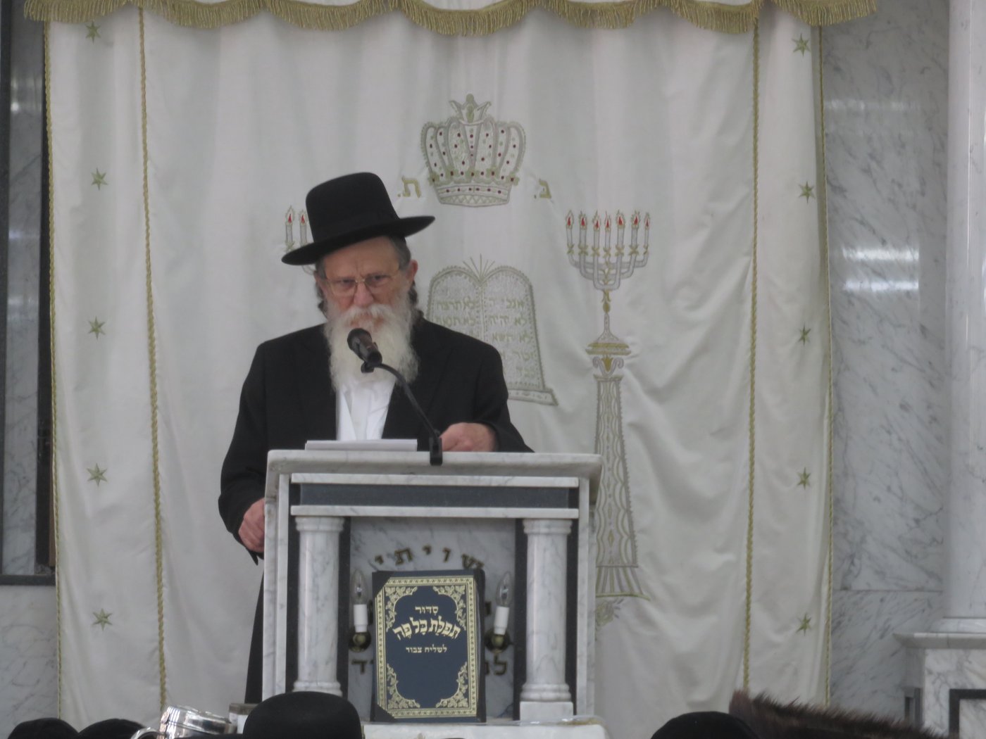 הגאון רבי שריאל רוזנברג שליט"א בשיעור בחול המועד | צילום: א.כ.