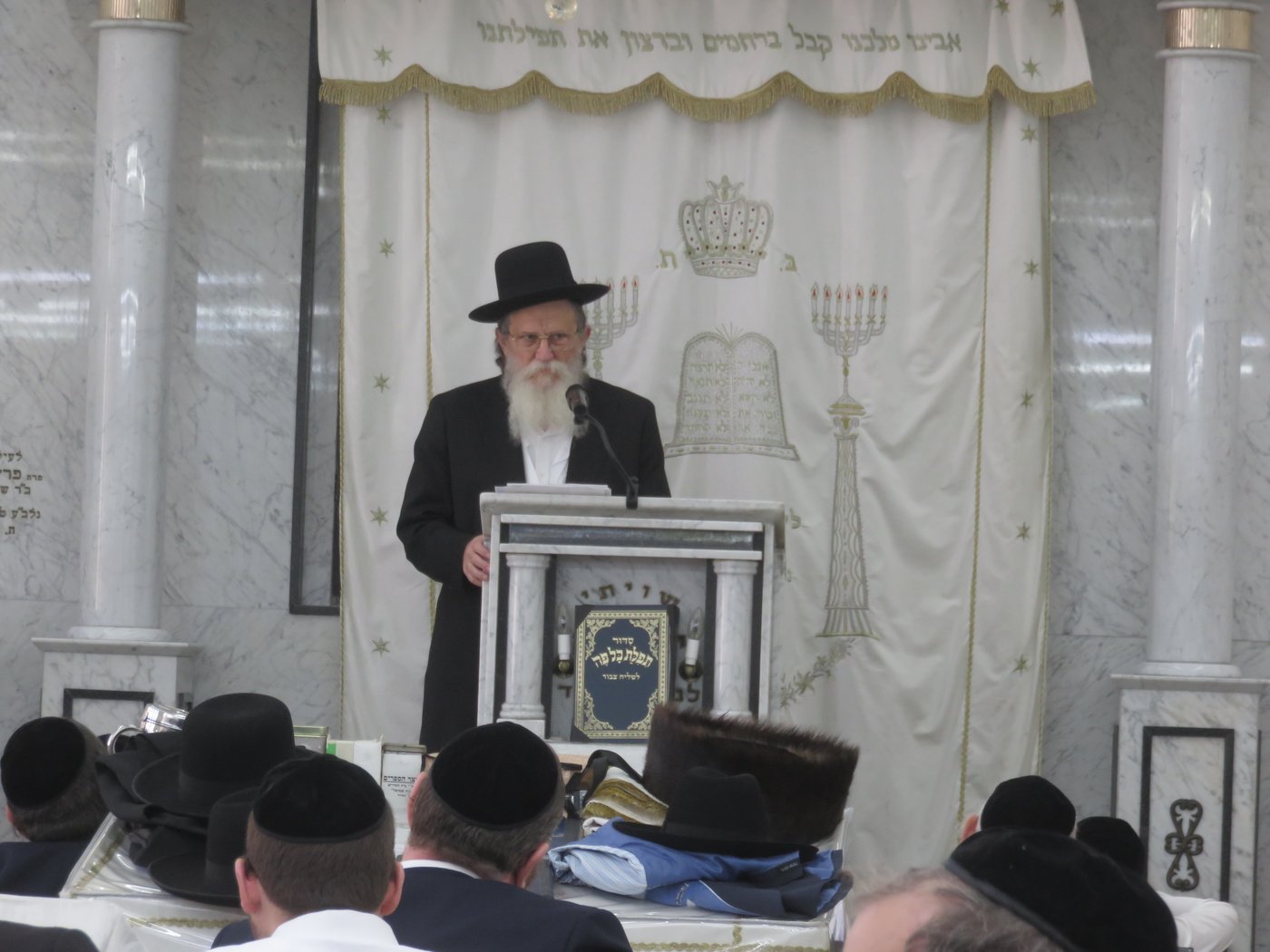 הגאון רבי שריאל רוזנברג שליט"א בשיעור בחול המועד | צילום: א.כ.