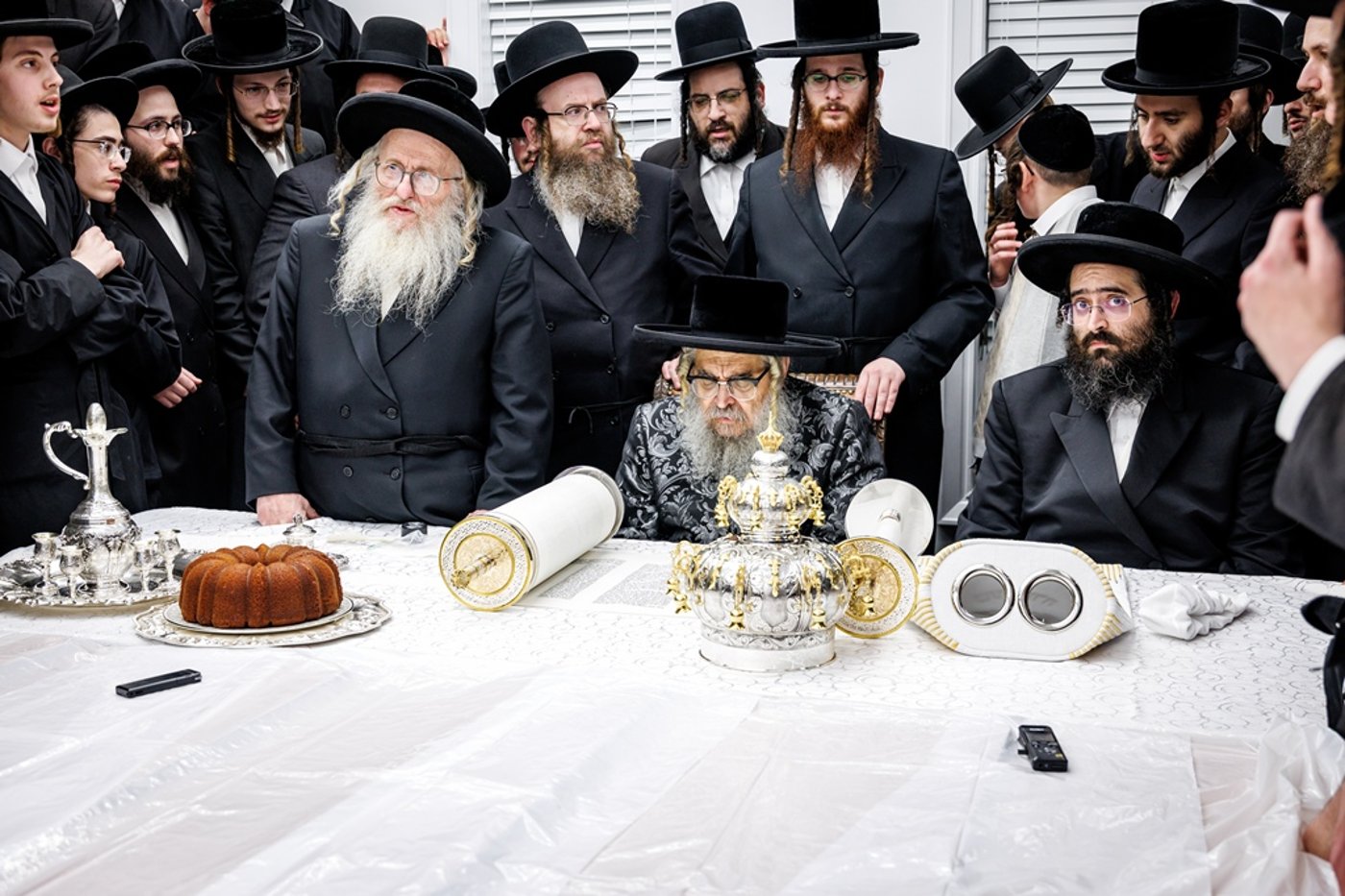 הכנסת ספר התורה בחצר סאטמר | צילום: יוסי גאלדבערגער - היי רעז