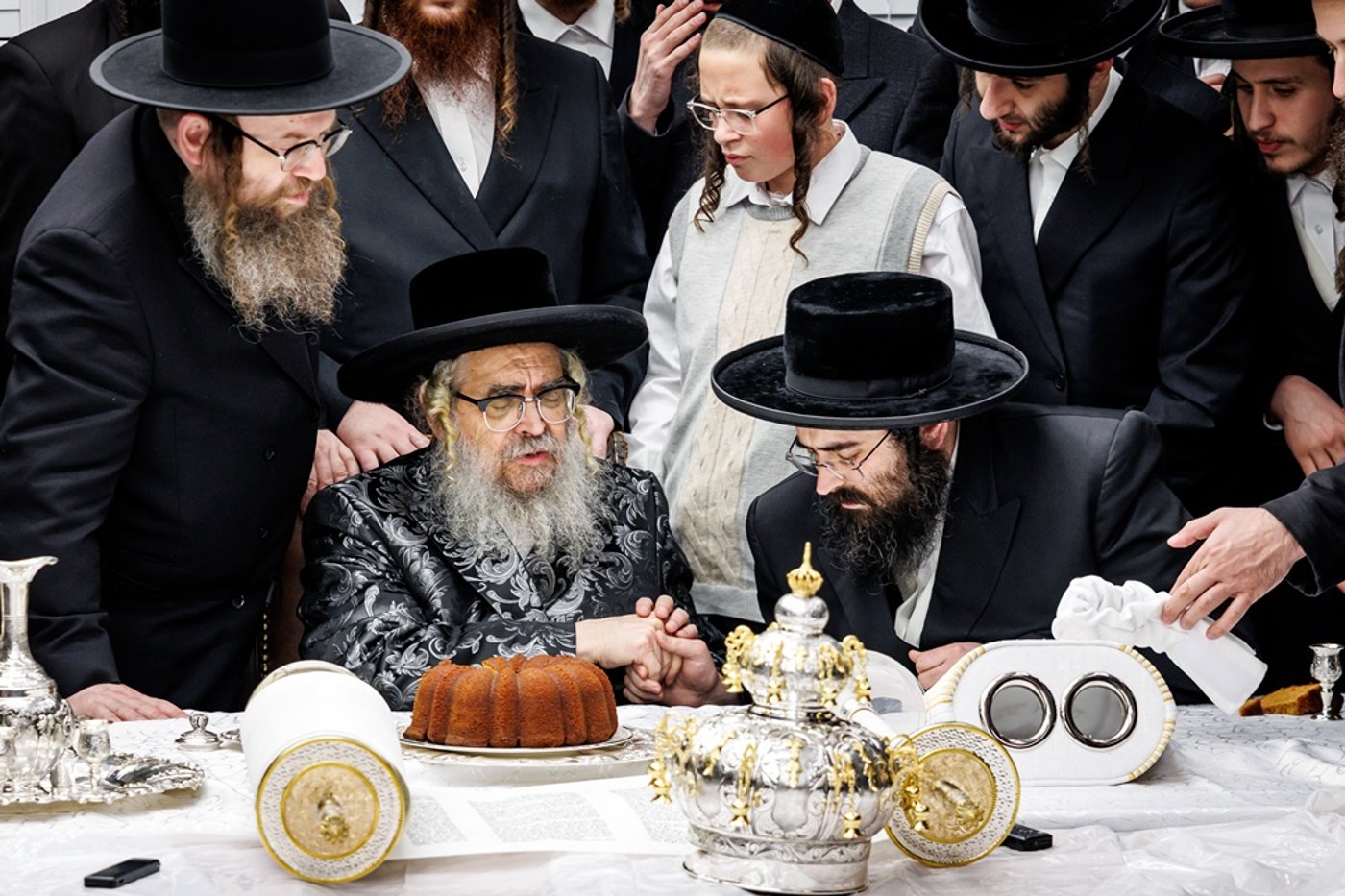 הכנסת ספר התורה בחצר סאטמר | צילום: יוסי גאלדבערגער - היי רעז
