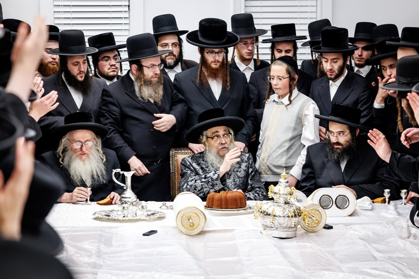 הכנסת ספר התורה בחצר סאטמר | צילום: יוסי גאלדבערגער - היי רעז