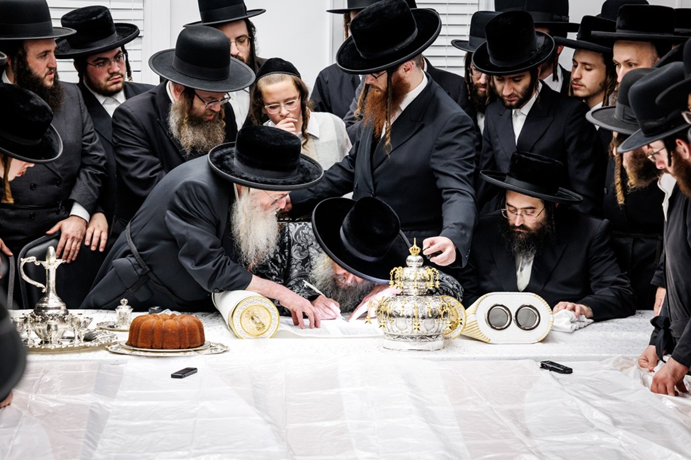 הכנסת ספר התורה בחצר סאטמר | צילום: יוסי גאלדבערגער - היי רעז