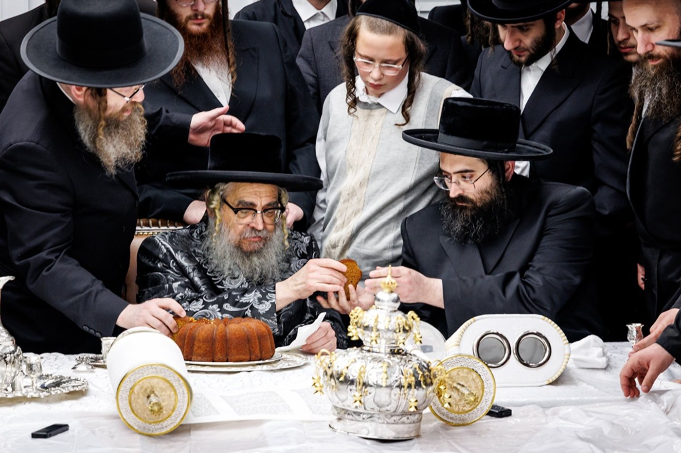 הכנסת ספר התורה בחצר סאטמר | צילום: יוסי גאלדבערגער - היי רעז