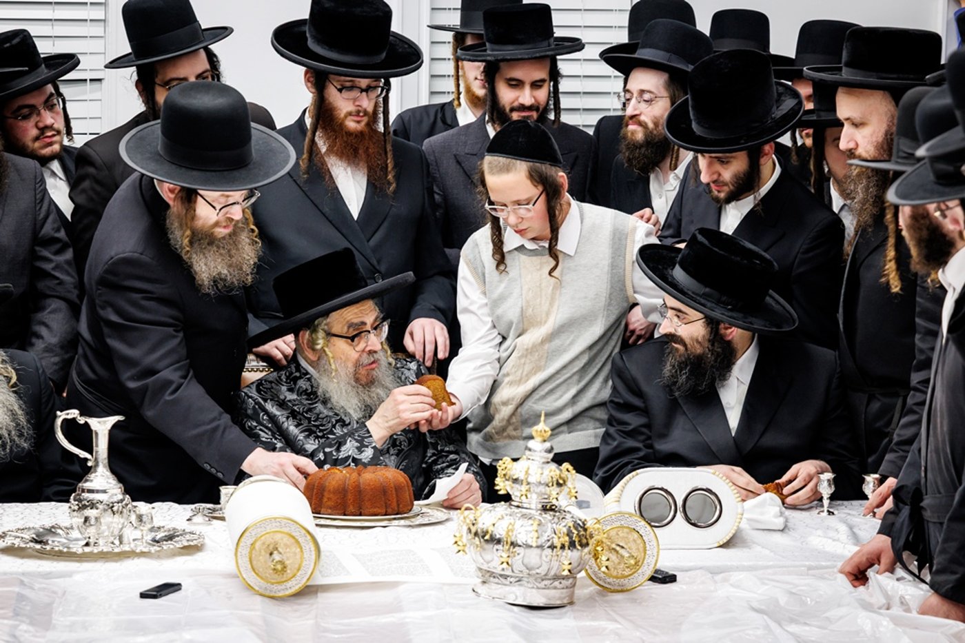 הכנסת ספר התורה בחצר סאטמר | צילום: יוסי גאלדבערגער - היי רעז