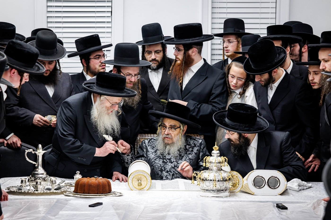 הכנסת ספר התורה בחצר סאטמר | צילום: יוסי גאלדבערגער - היי רעז