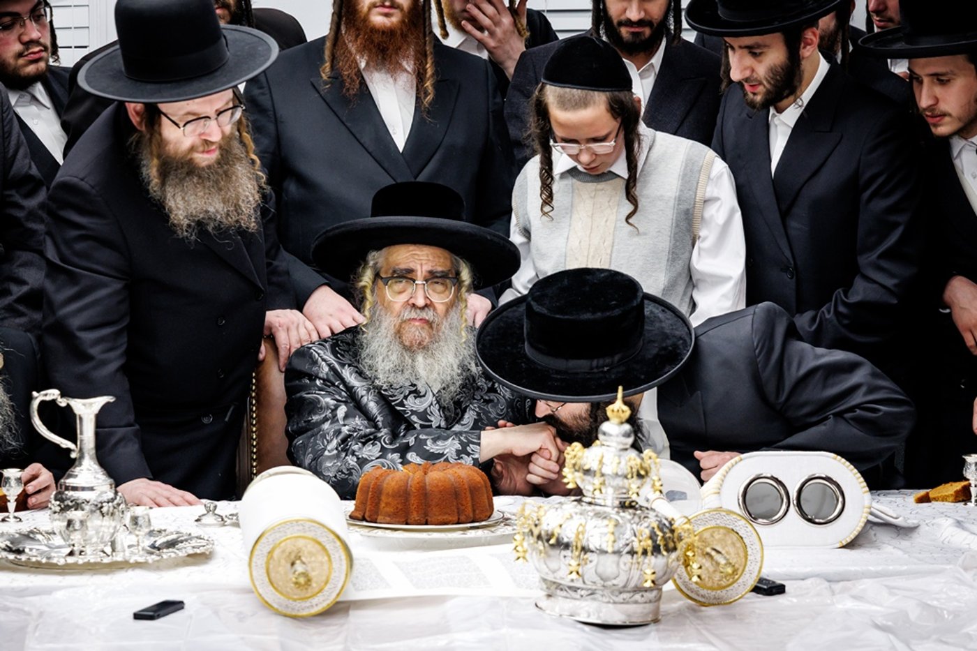 הכנסת ספר התורה בחצר סאטמר | צילום: יוסי גאלדבערגער - היי רעז