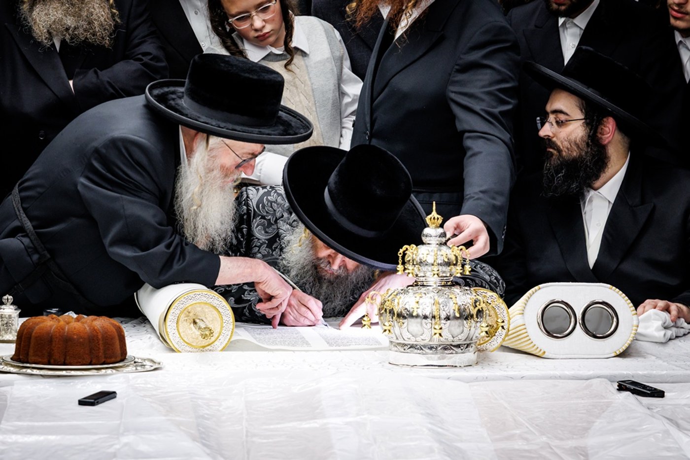 הכנסת ספר התורה בחצר סאטמר | צילום: יוסי גאלדבערגער - היי רעז