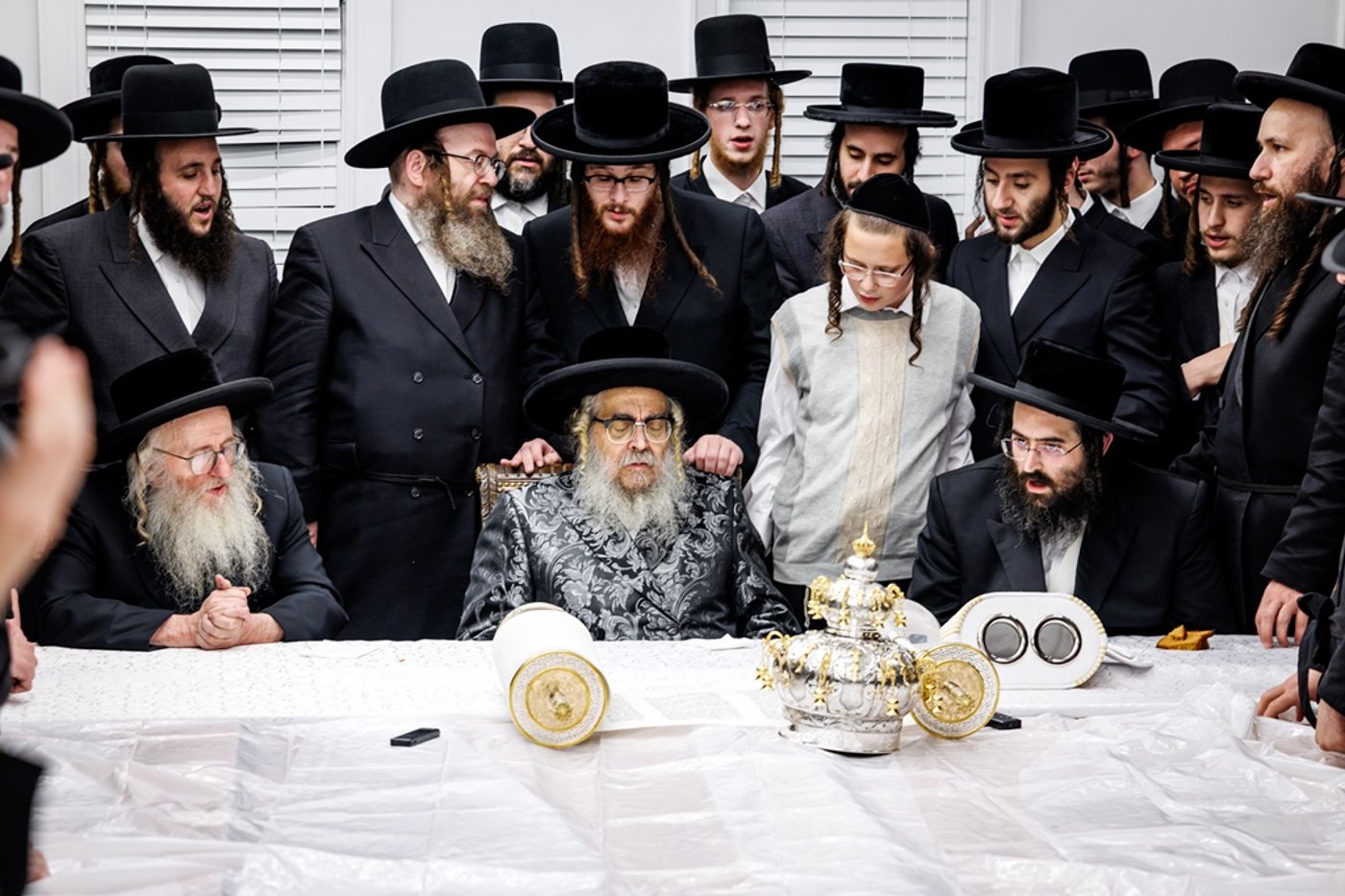 הכנסת ספר התורה בחצר סאטמר | צילום: יוסי גאלדבערגער - היי רעז