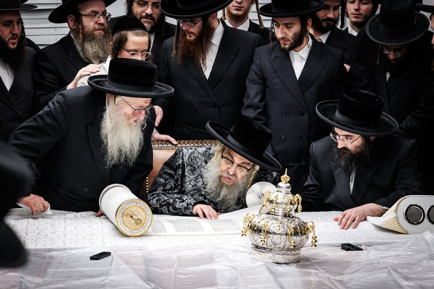 הכנסת ספר התורה בחצר סאטמר | צילום: יוסי גאלדבערגער - היי רעז