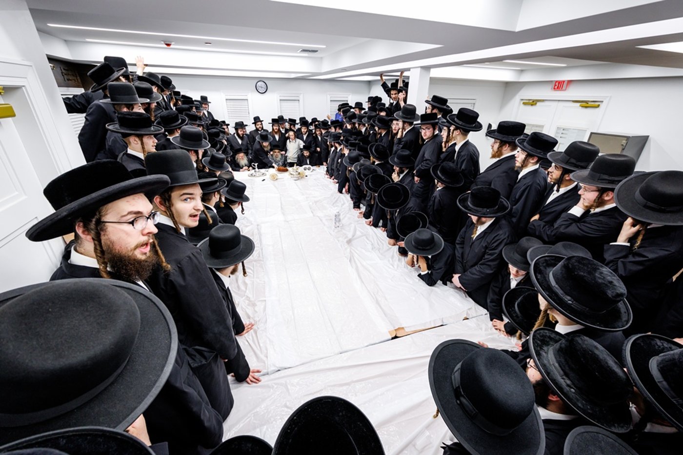 הכנסת ספר התורה בחצר סאטמר | צילום: יוסי גאלדבערגער - היי רעז