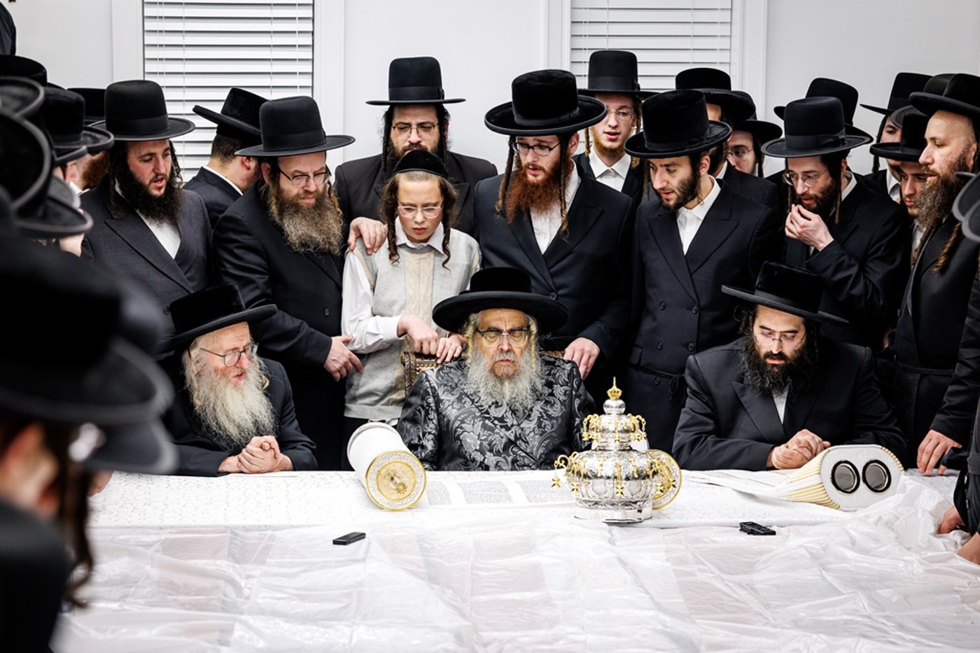 הכנסת ספר התורה בחצר סאטמר | צילום: יוסי גאלדבערגער - היי רעז