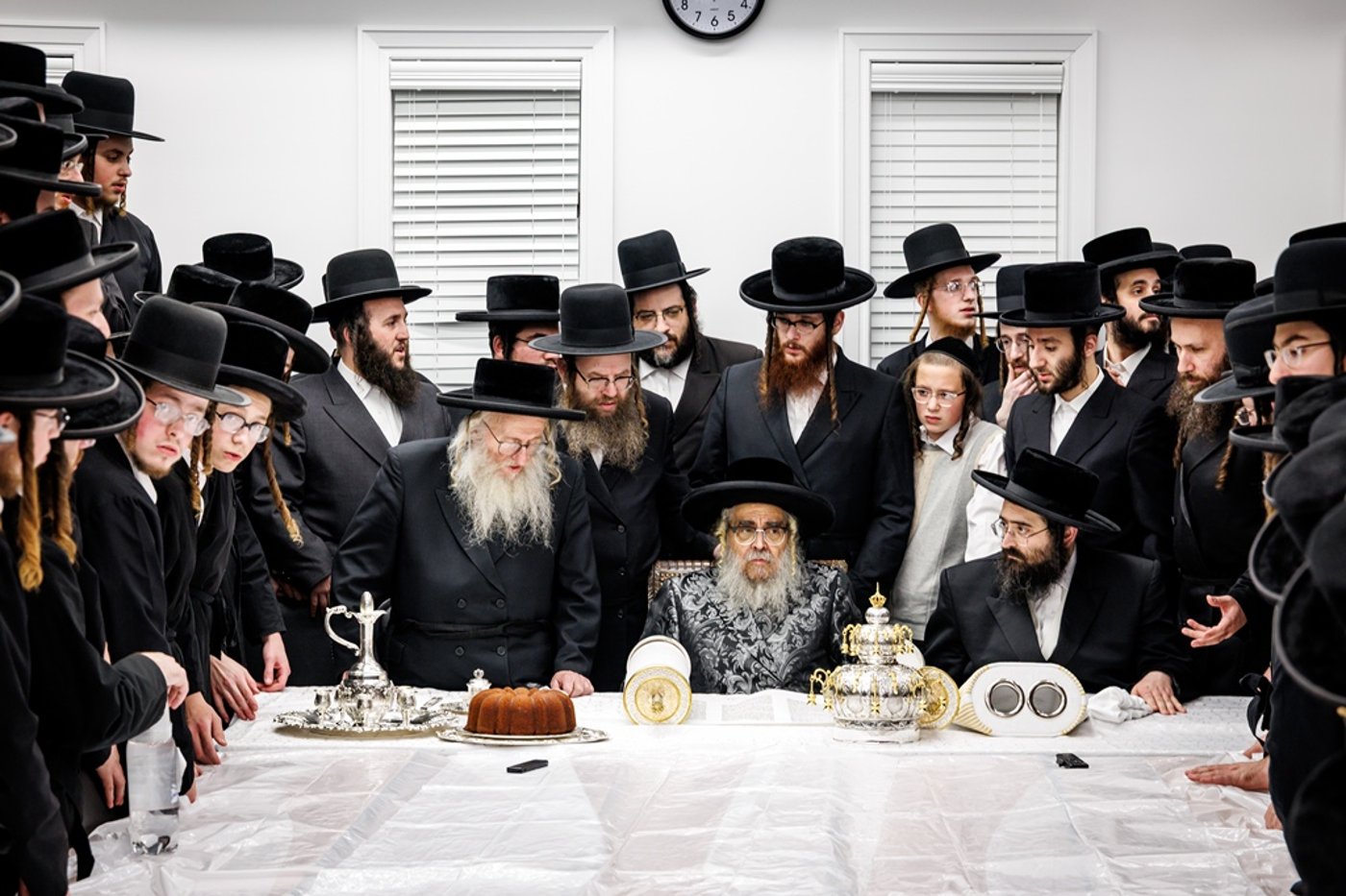 הכנסת ספר התורה בחצר סאטמר | צילום: יוסי גאלדבערגער - היי רעז