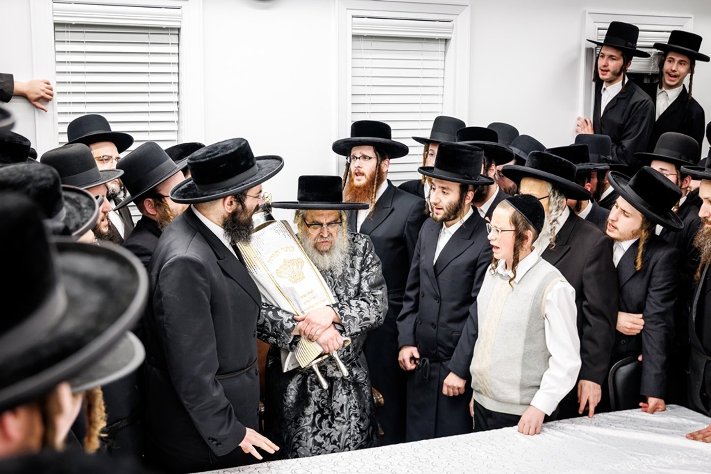 הכנסת ספר התורה בחצר סאטמר | צילום: יוסי גאלדבערגער - היי רעז