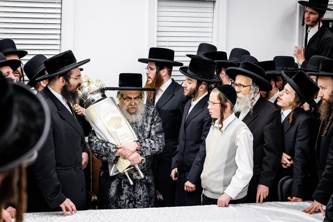 הכנסת ספר התורה בחצר סאטמר | צילום: יוסי גאלדבערגער - היי רעז