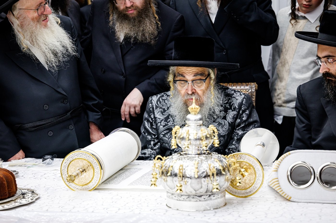 הכנסת ספר התורה בחצר סאטמר | צילום: יוסי גאלדבערגער - היי רעז