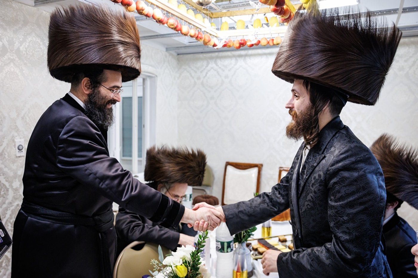 הכנסת ספר התורה בחצר סאטמר | צילום: יוסי גאלדבערגער - היי רעז