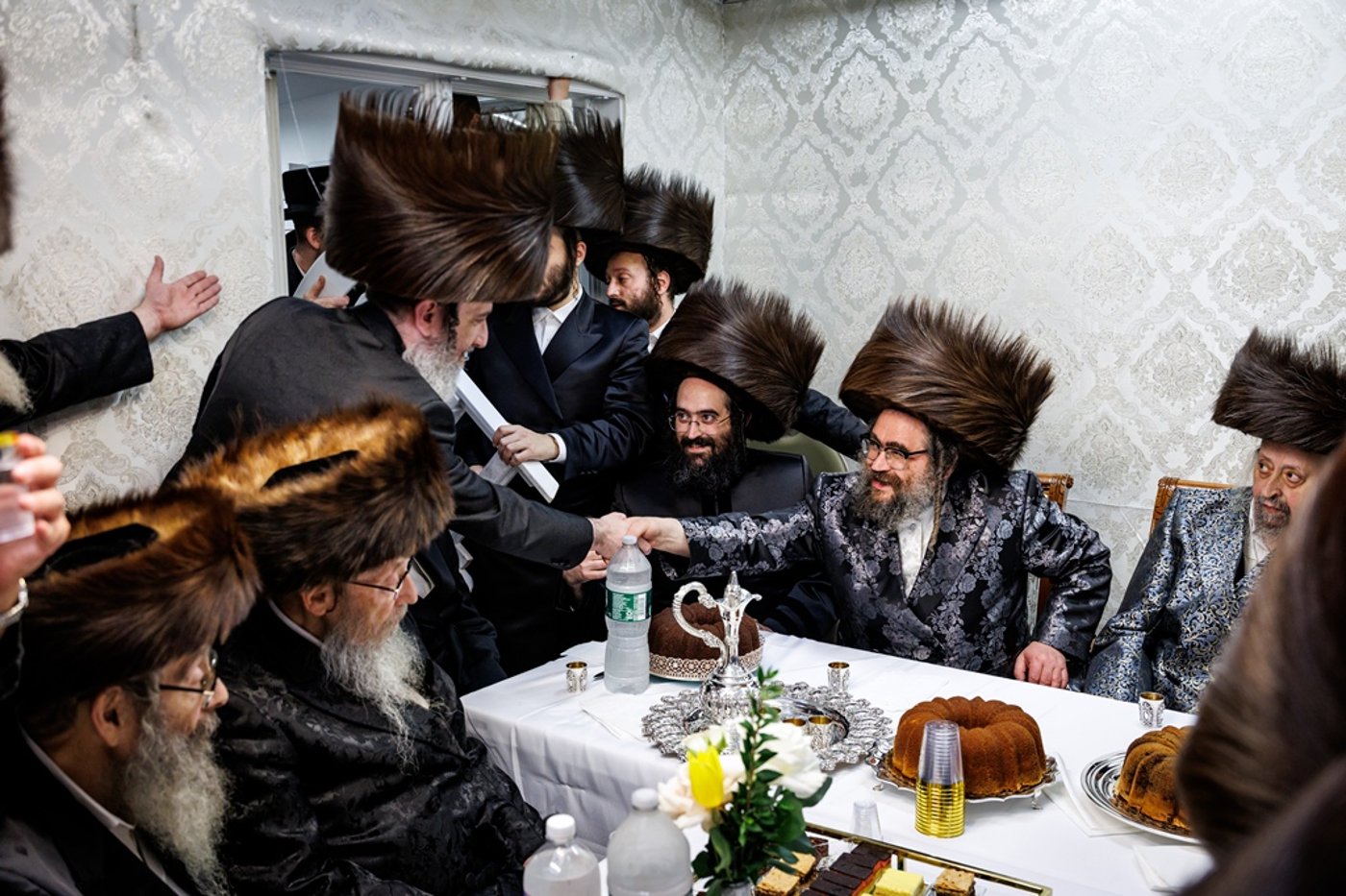 הכנסת ספר התורה בחצר סאטמר | צילום: יוסי גאלדבערגער - היי רעז