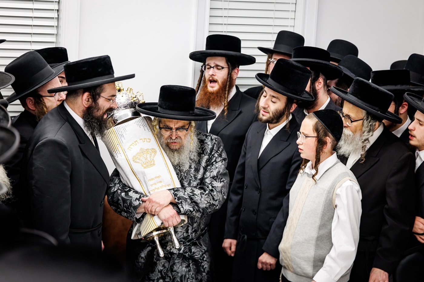 הכנסת ספר התורה בחצר סאטמר | צילום: יוסי גאלדבערגער - היי רעז