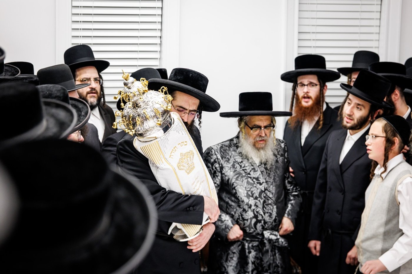 הכנסת ספר התורה בחצר סאטמר | צילום: יוסי גאלדבערגער - היי רעז
