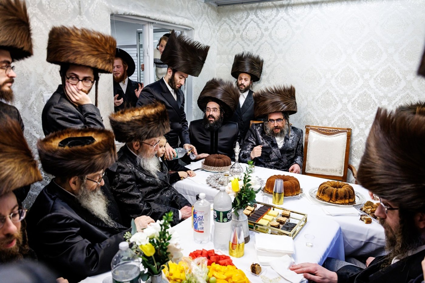 הכנסת ספר התורה בחצר סאטמר | צילום: יוסי גאלדבערגער - היי רעז