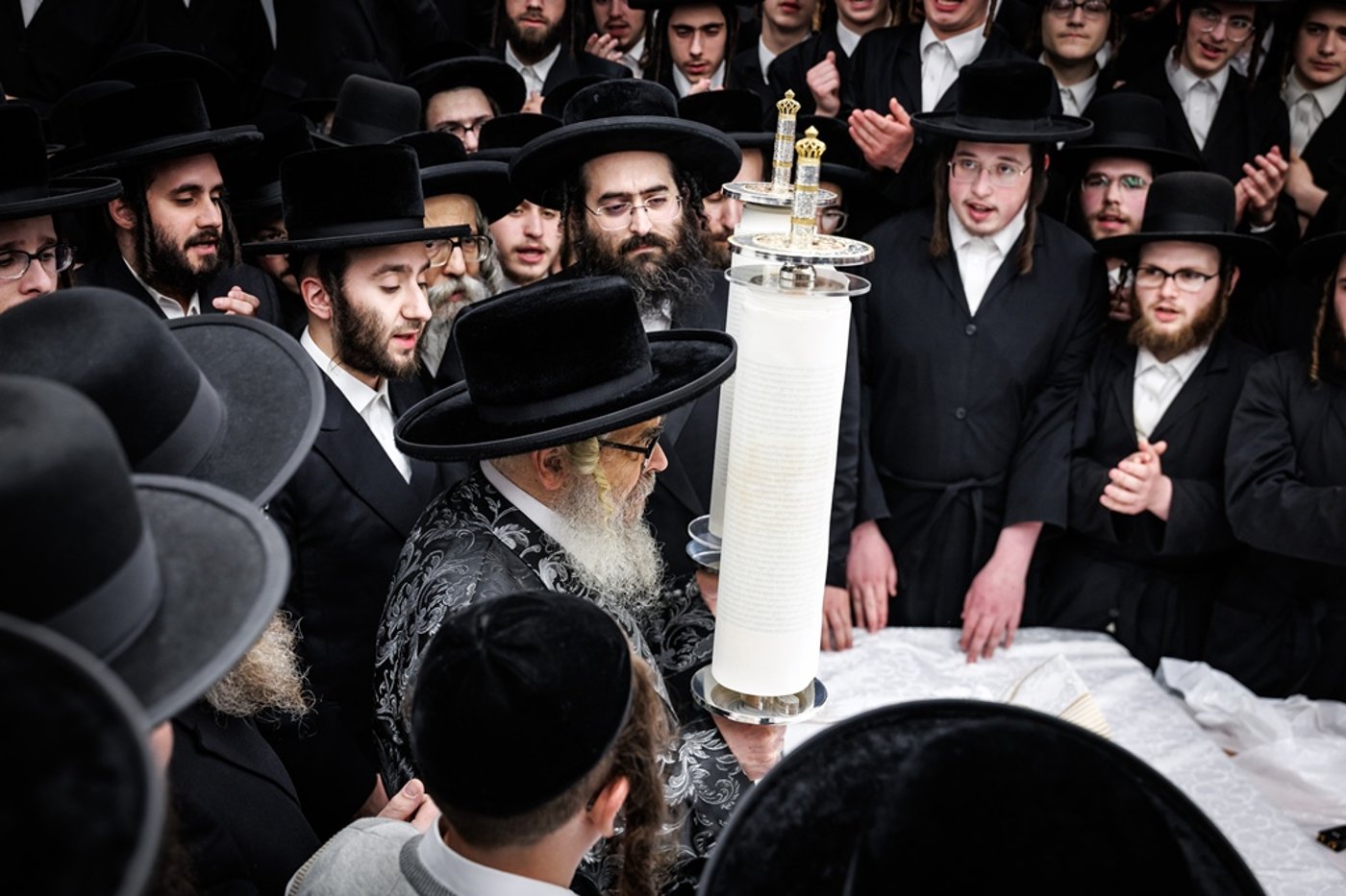 הכנסת ספר התורה בחצר סאטמר | צילום: יוסי גאלדבערגער - היי רעז