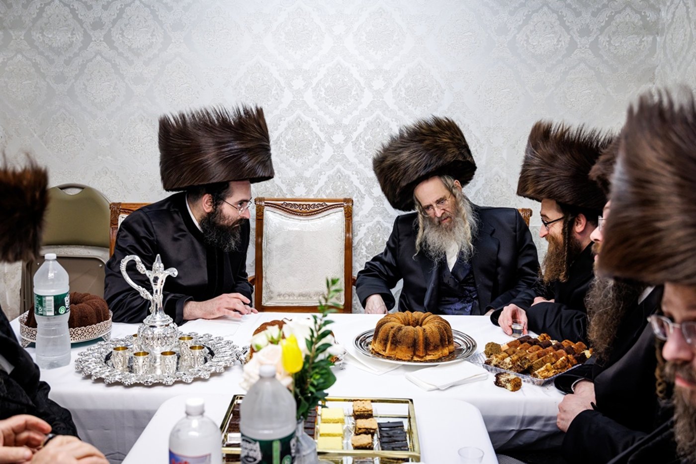 הכנסת ספר התורה בחצר סאטמר | צילום: יוסי גאלדבערגער - היי רעז