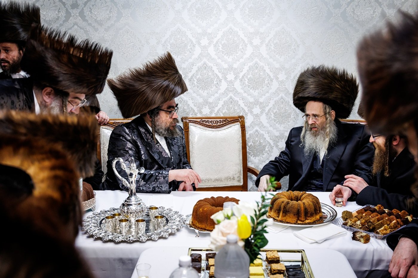 הכנסת ספר התורה בחצר סאטמר | צילום: יוסי גאלדבערגער - היי רעז