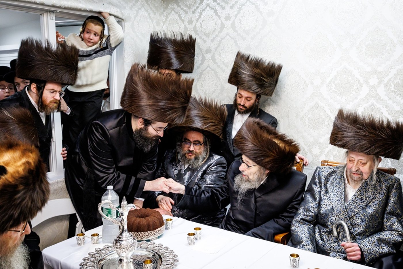 הכנסת ספר התורה בחצר סאטמר | צילום: יוסי גאלדבערגער - היי רעז