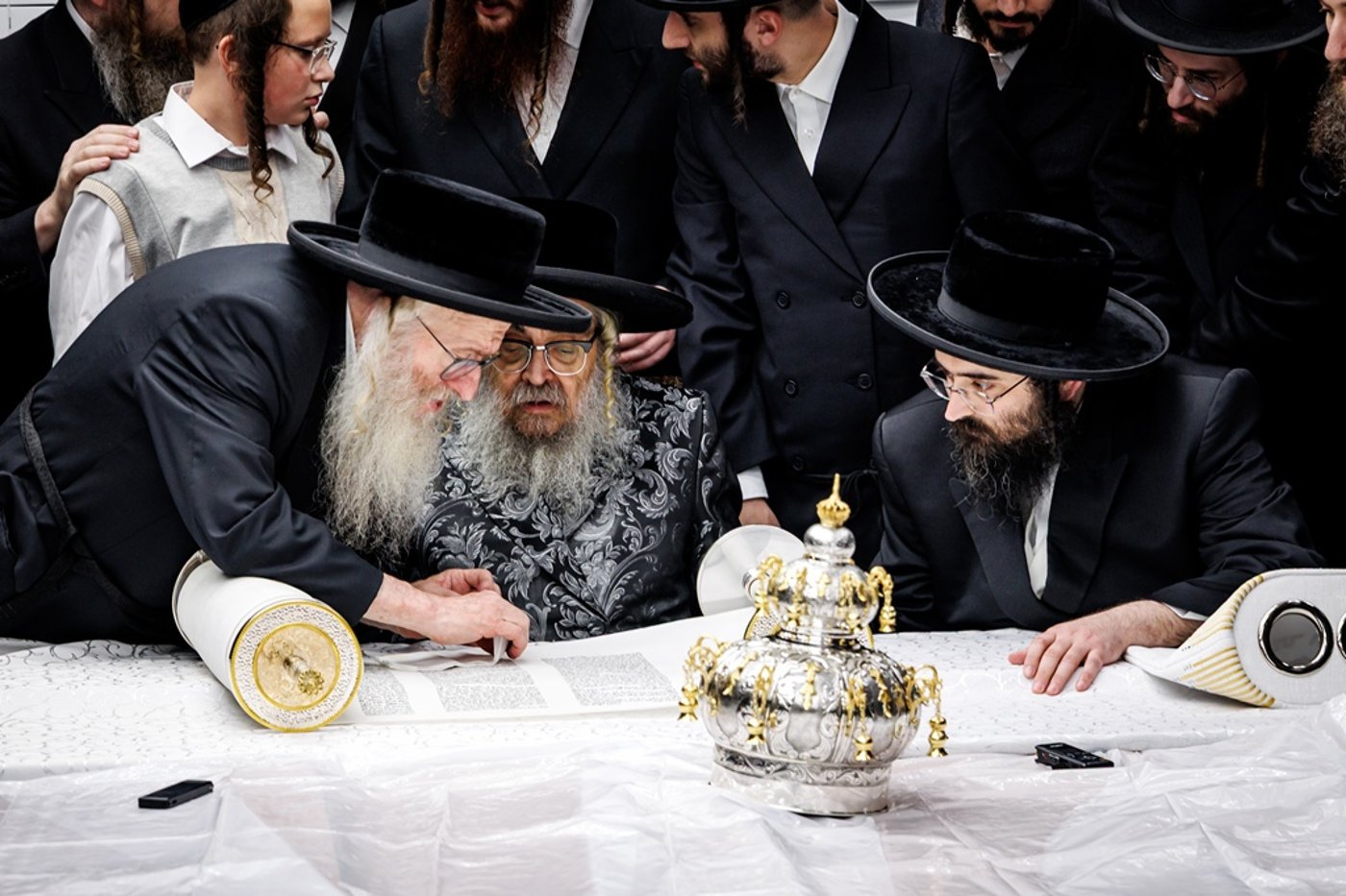 הכנסת ספר התורה בחצר סאטמר | צילום: יוסי גאלדבערגער - היי רעז
