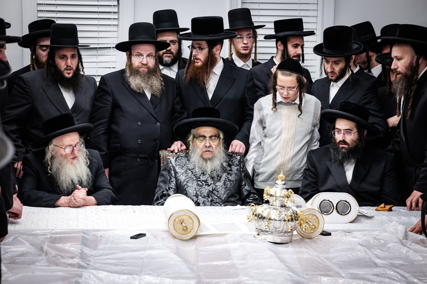 הכנסת ספר התורה בחצר סאטמר | צילום: יוסי גאלדבערגער - היי רעז