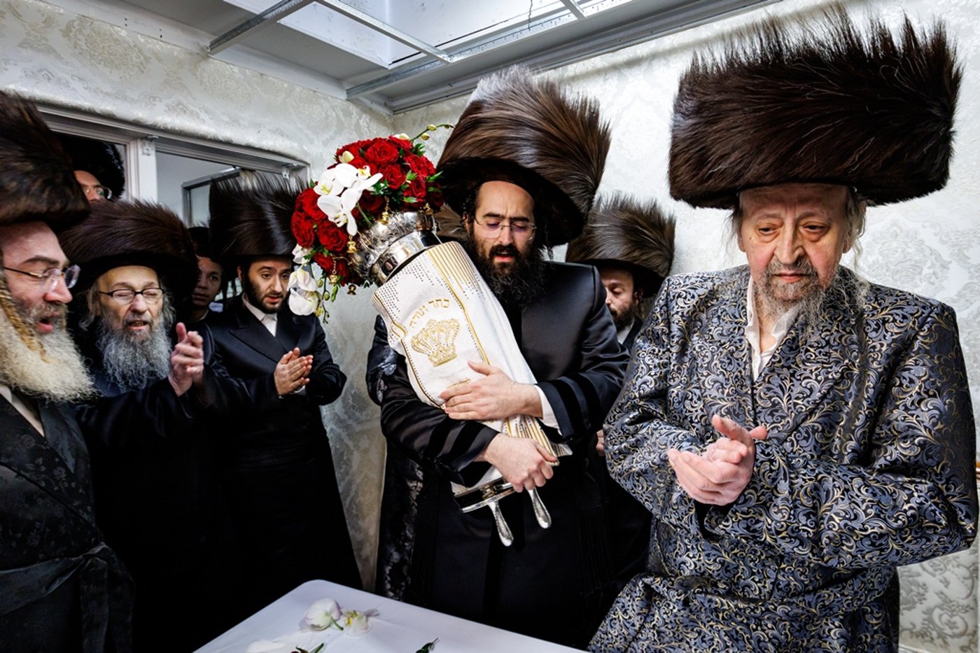 הכנסת ספר התורה בחצר סאטמר | צילום: יוסי גאלדבערגער - היי רעז
