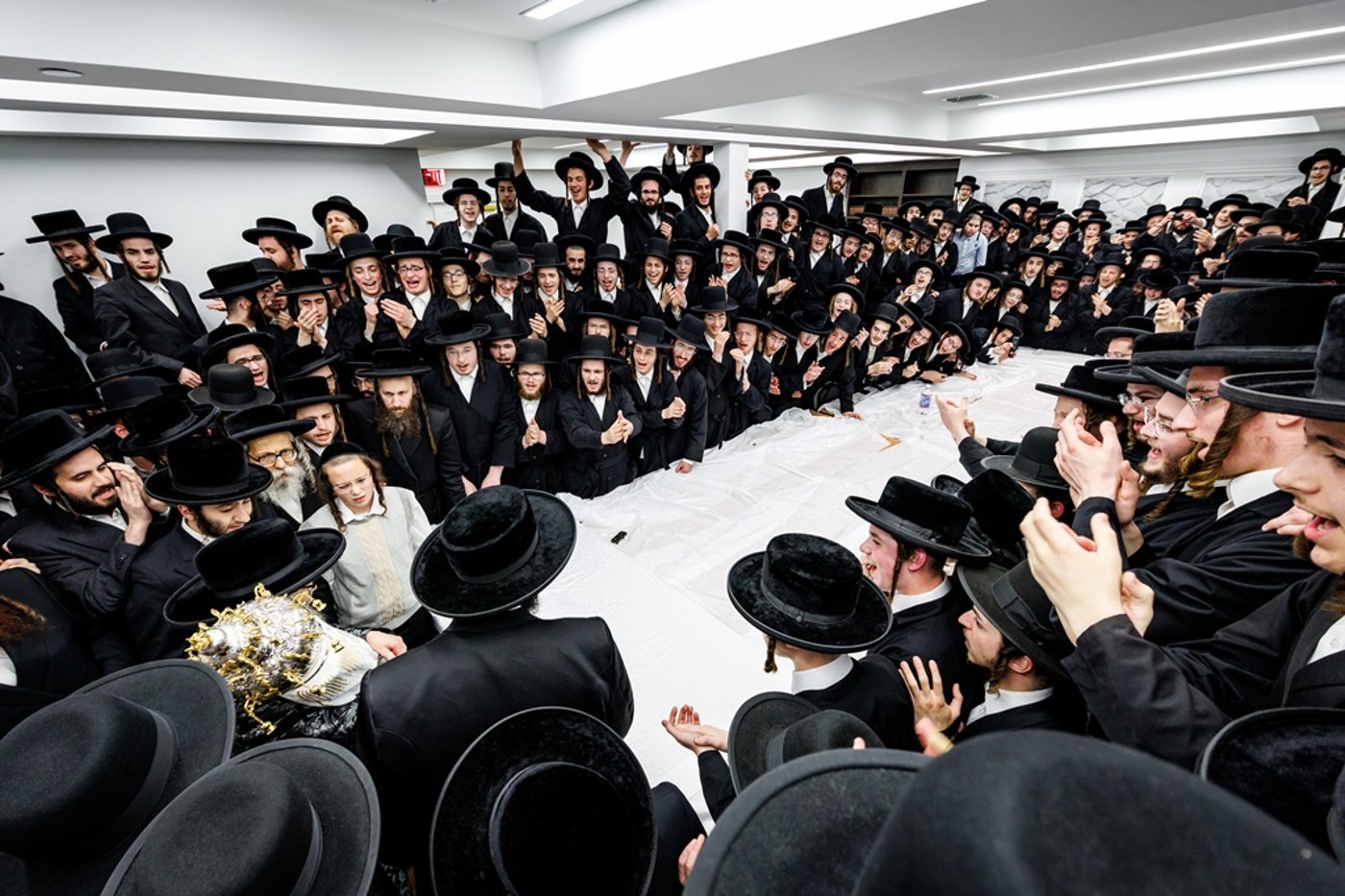 הכנסת ספר התורה בחצר סאטמר | צילום: יוסי גאלדבערגער - היי רעז