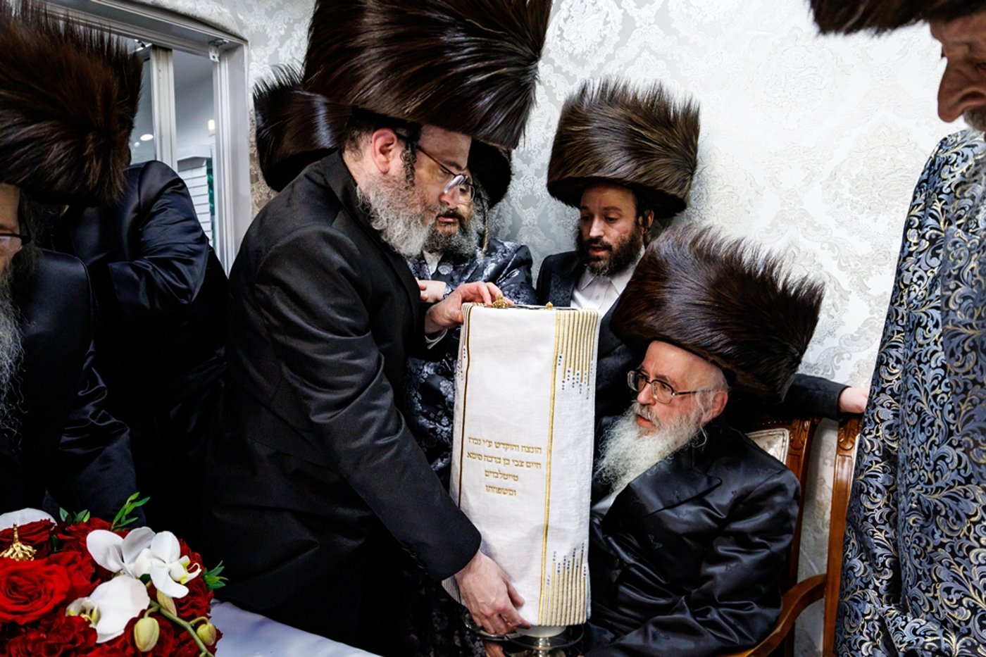 הכנסת ספר התורה בחצר סאטמר | צילום: יוסי גאלדבערגער - היי רעז