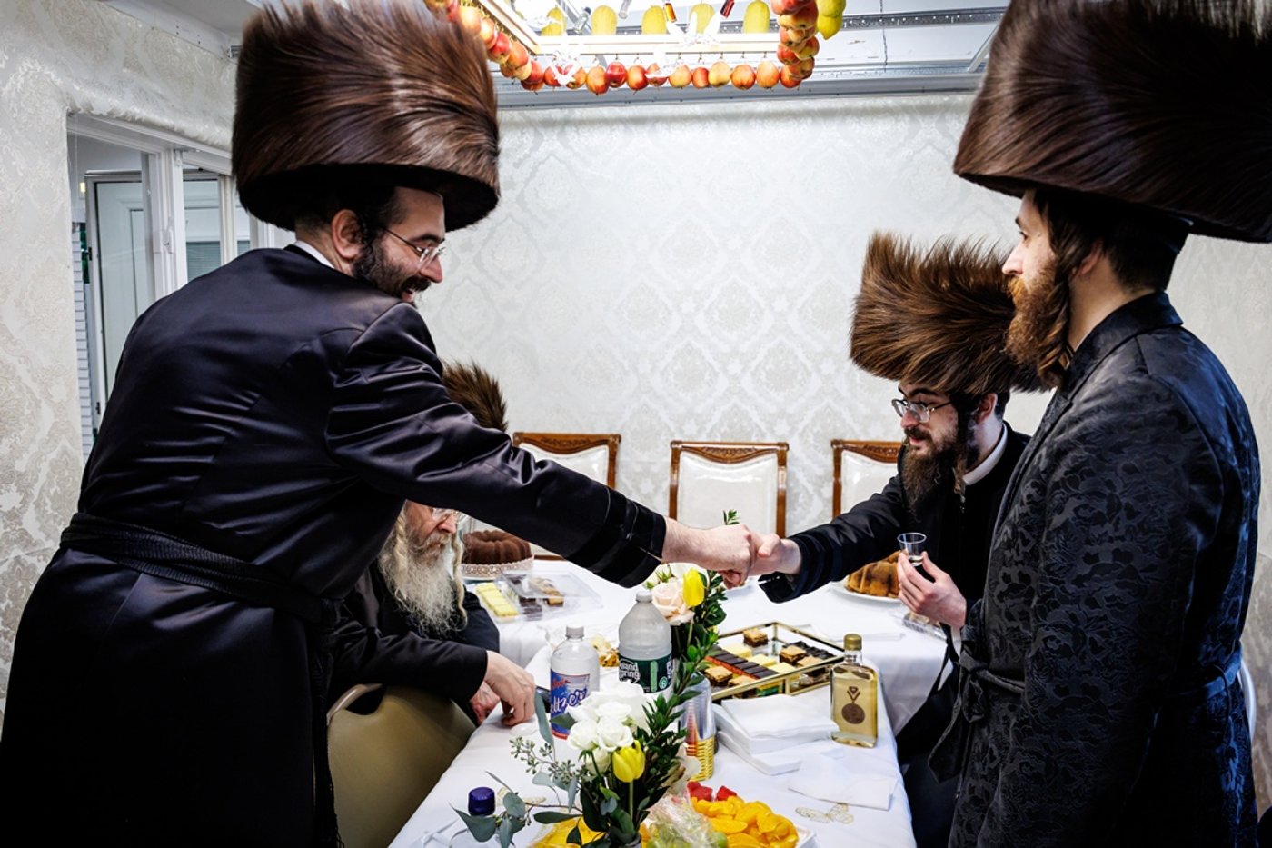 הכנסת ספר התורה בחצר סאטמר | צילום: יוסי גאלדבערגער - היי רעז