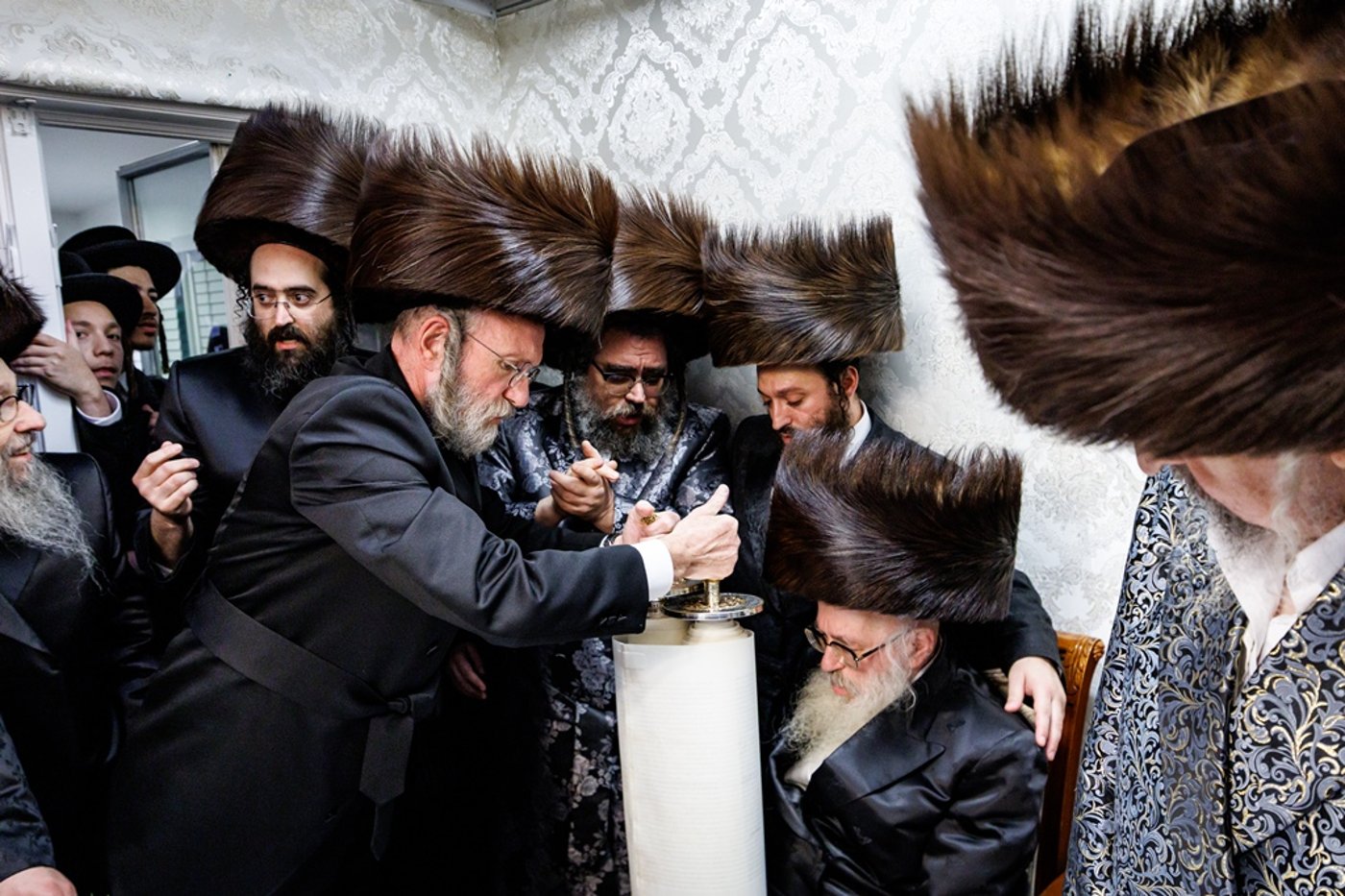 הכנסת ספר התורה בחצר סאטמר | צילום: יוסי גאלדבערגער - היי רעז