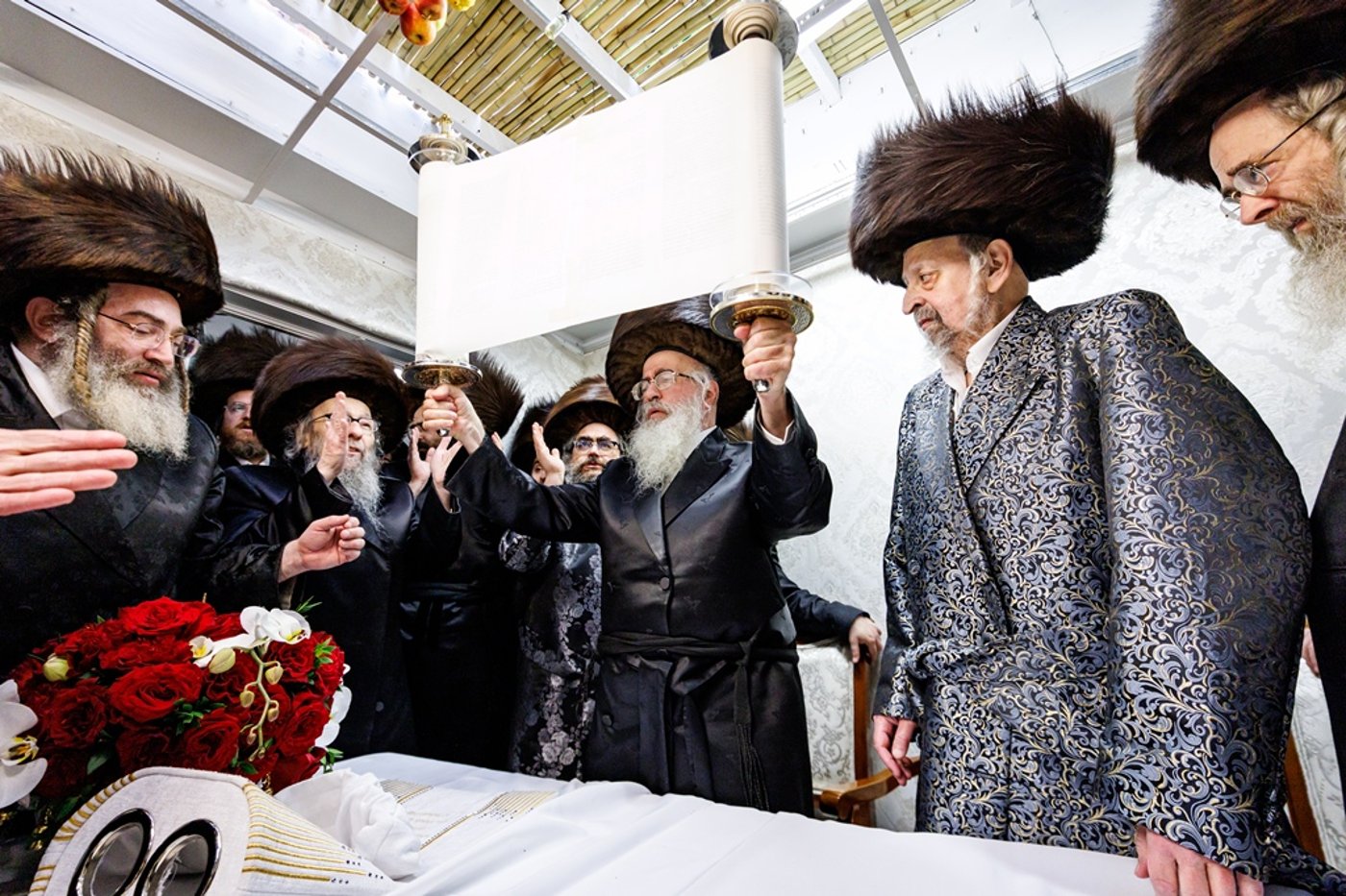 הכנסת ספר התורה בחצר סאטמר | צילום: יוסי גאלדבערגער - היי רעז