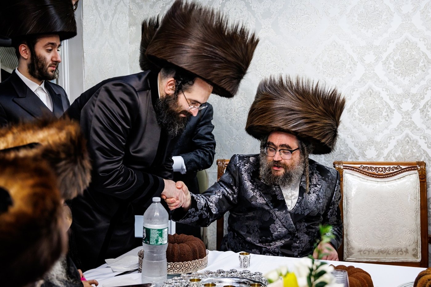 הכנסת ספר התורה בחצר סאטמר | צילום: יוסי גאלדבערגער - היי רעז