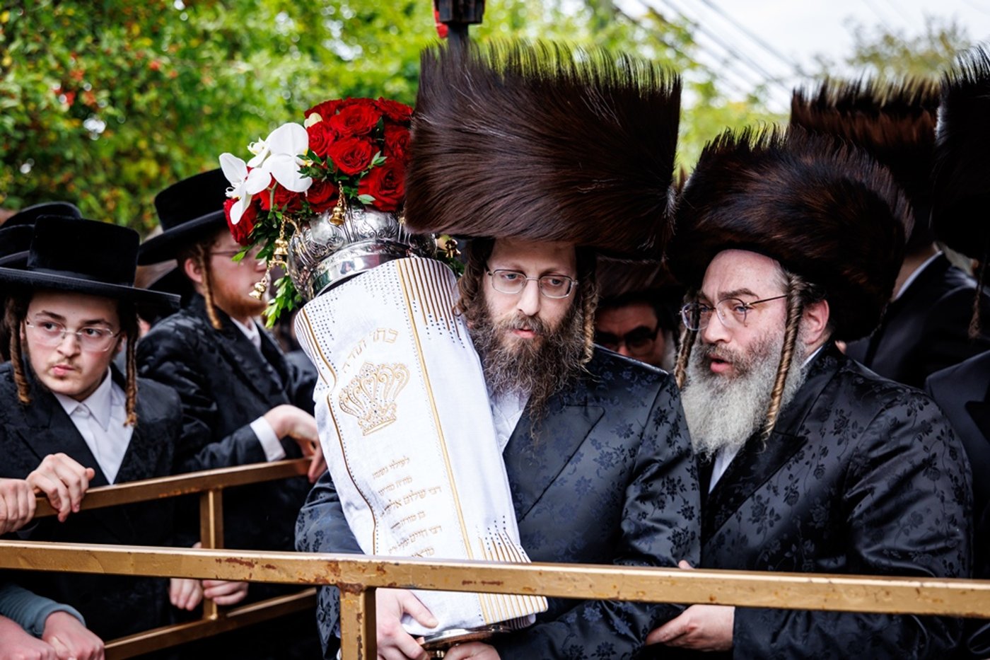 הכנסת ספר התורה בחצר סאטמר | צילום: יוסי גאלדבערגער - היי רעז