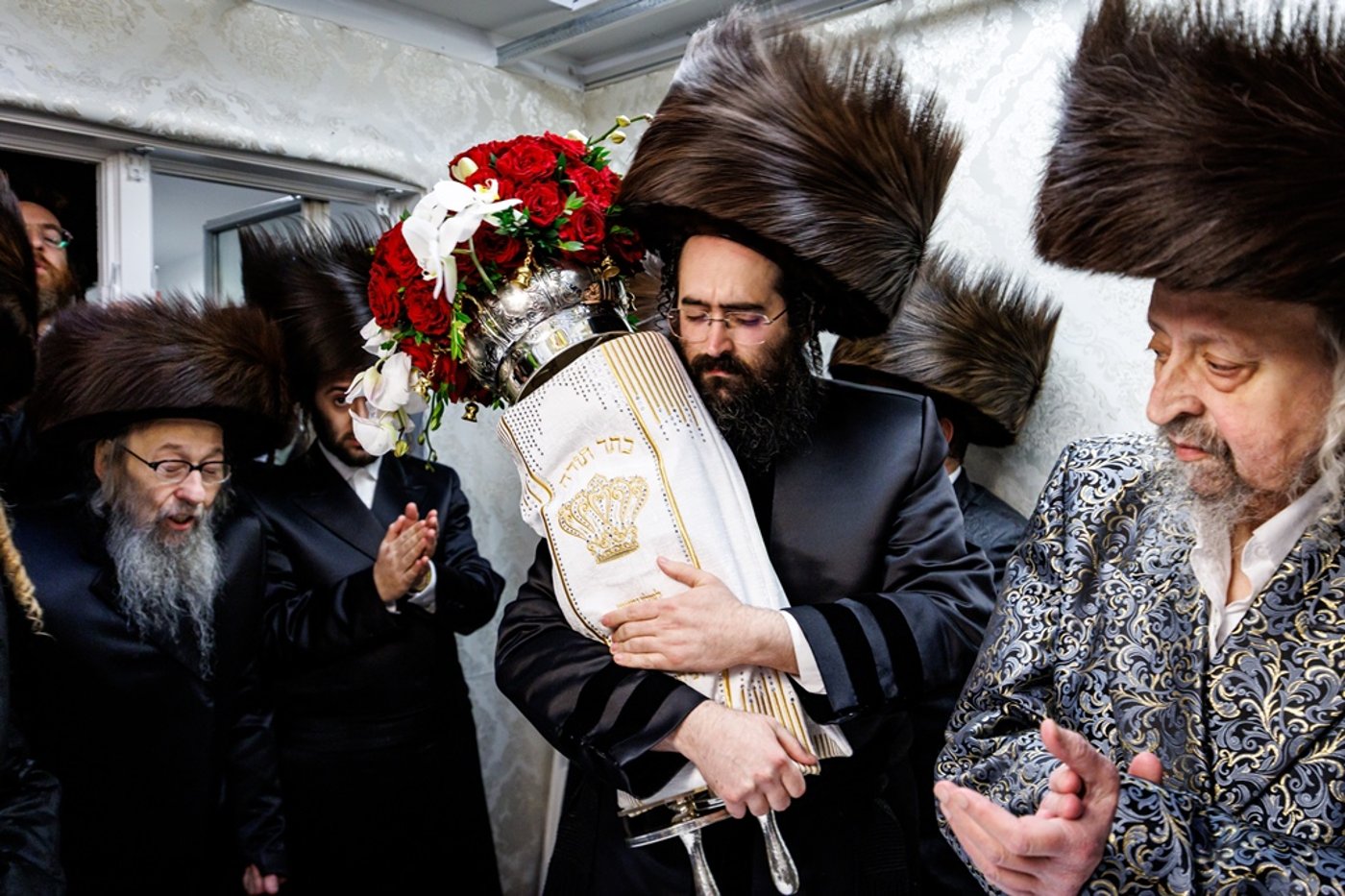 הכנסת ספר התורה בחצר סאטמר | צילום: יוסי גאלדבערגער - היי רעז