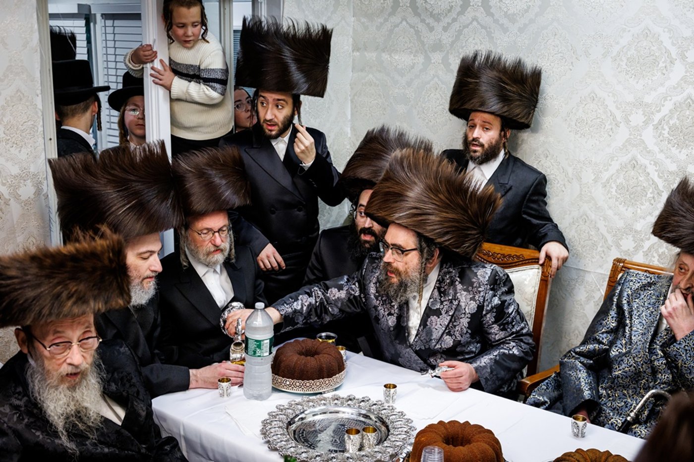 הכנסת ספר התורה בחצר סאטמר | צילום: יוסי גאלדבערגער - היי רעז