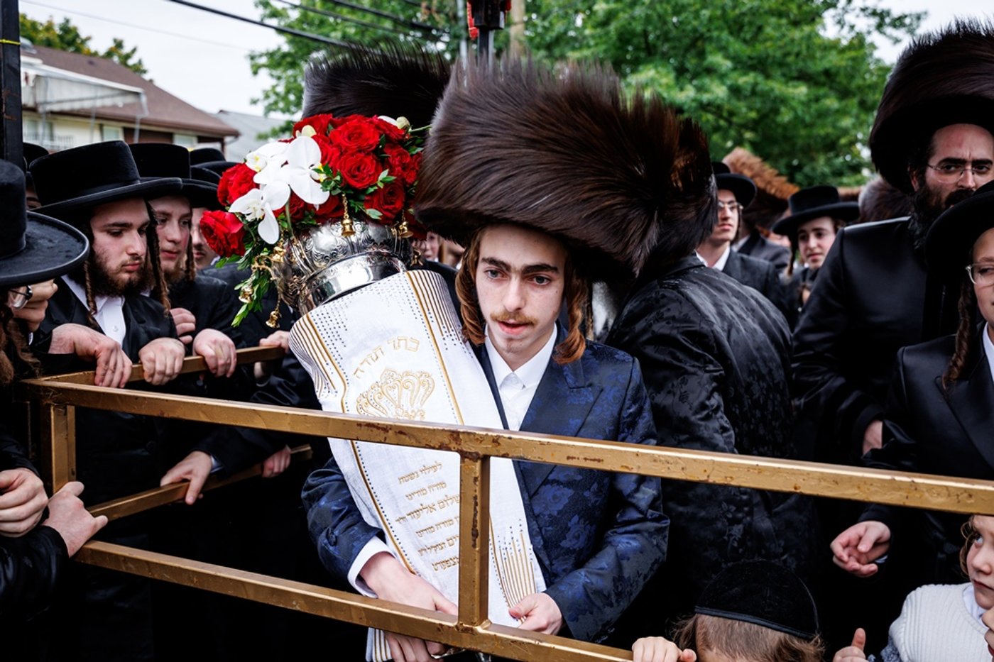 הכנסת ספר התורה בחצר סאטמר | צילום: יוסי גאלדבערגער - היי רעז