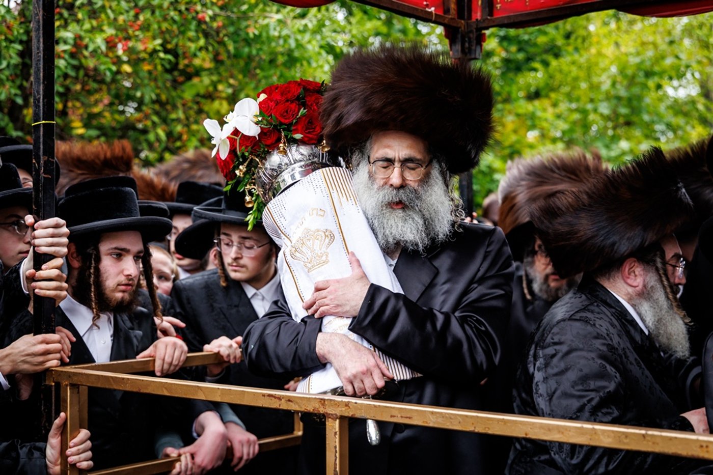 הכנסת ספר התורה בחצר סאטמר | צילום: יוסי גאלדבערגער - היי רעז