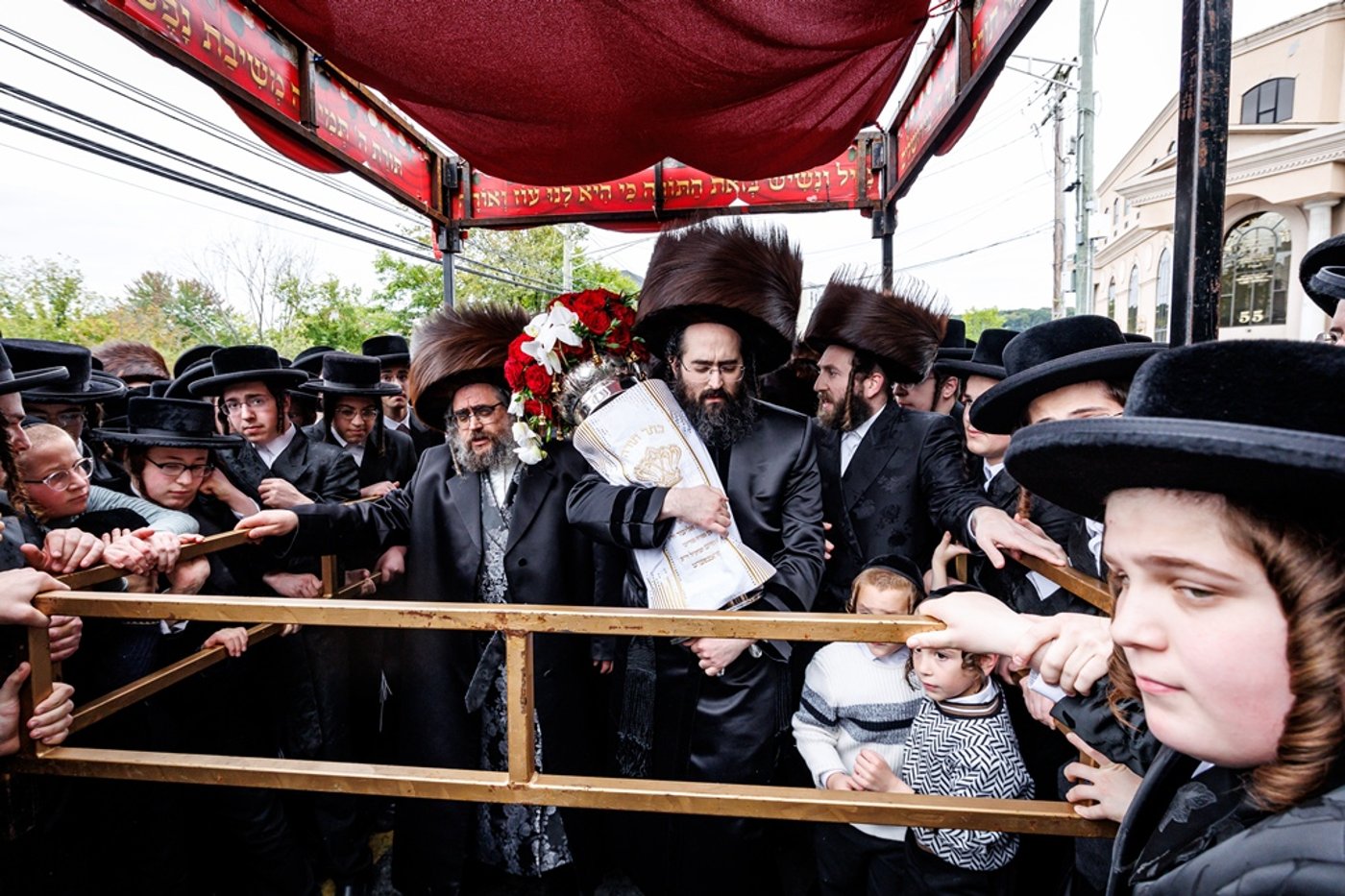 הכנסת ספר התורה בחצר סאטמר | צילום: יוסי גאלדבערגער - היי רעז